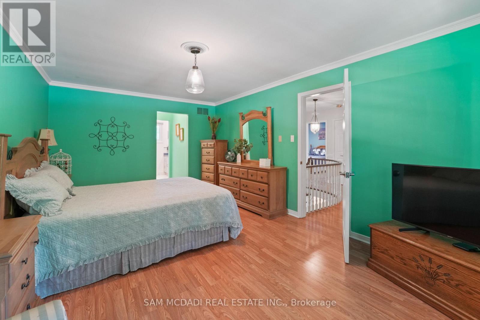 Photo 24 of 2032 Shannon Drive, Mississauga ON