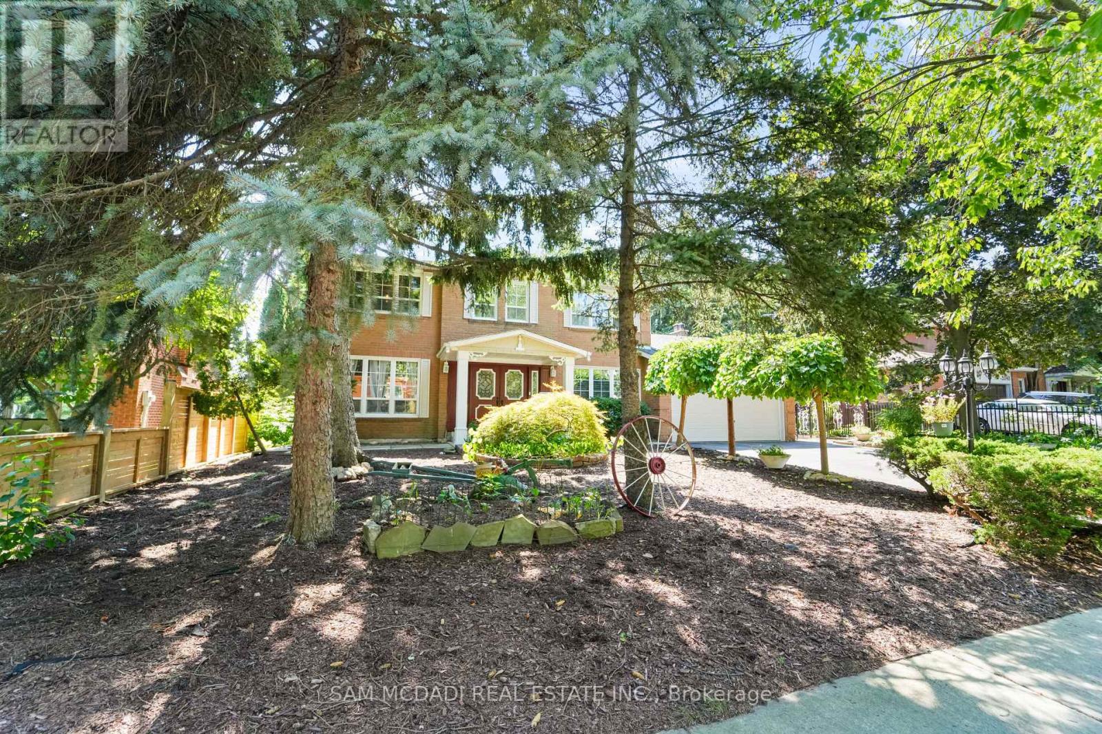 Photo 3 of 2032 Shannon Drive, Mississauga ON