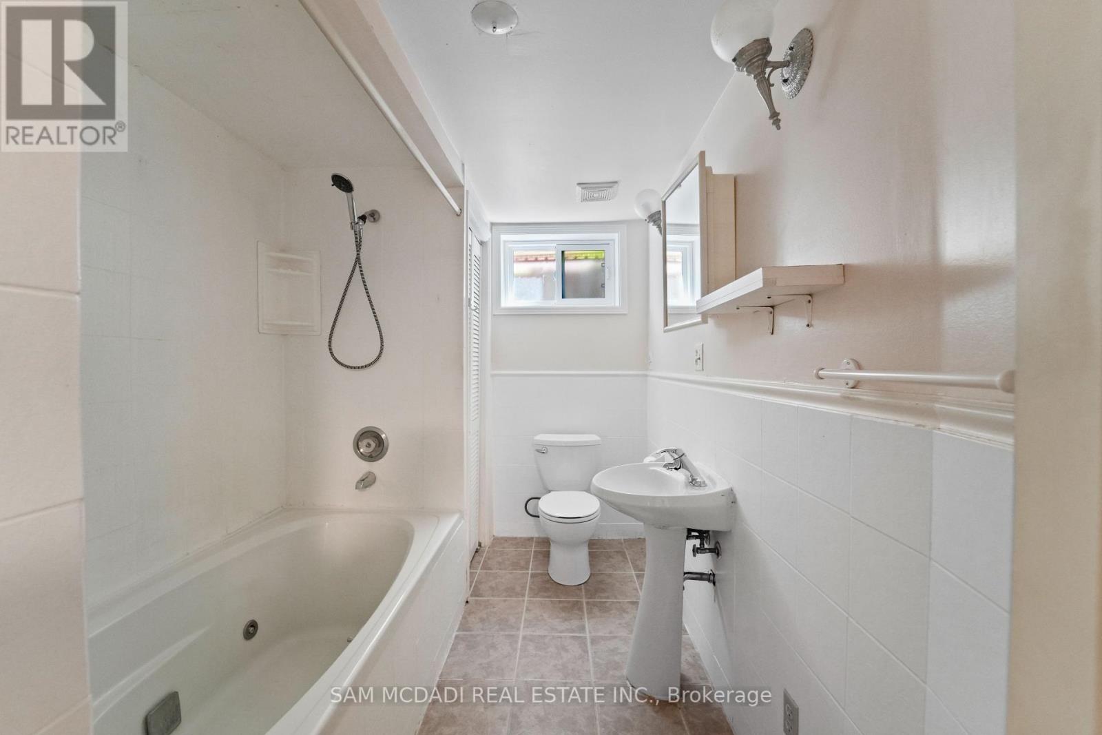 Photo 38 of 2032 Shannon Drive, Mississauga ON