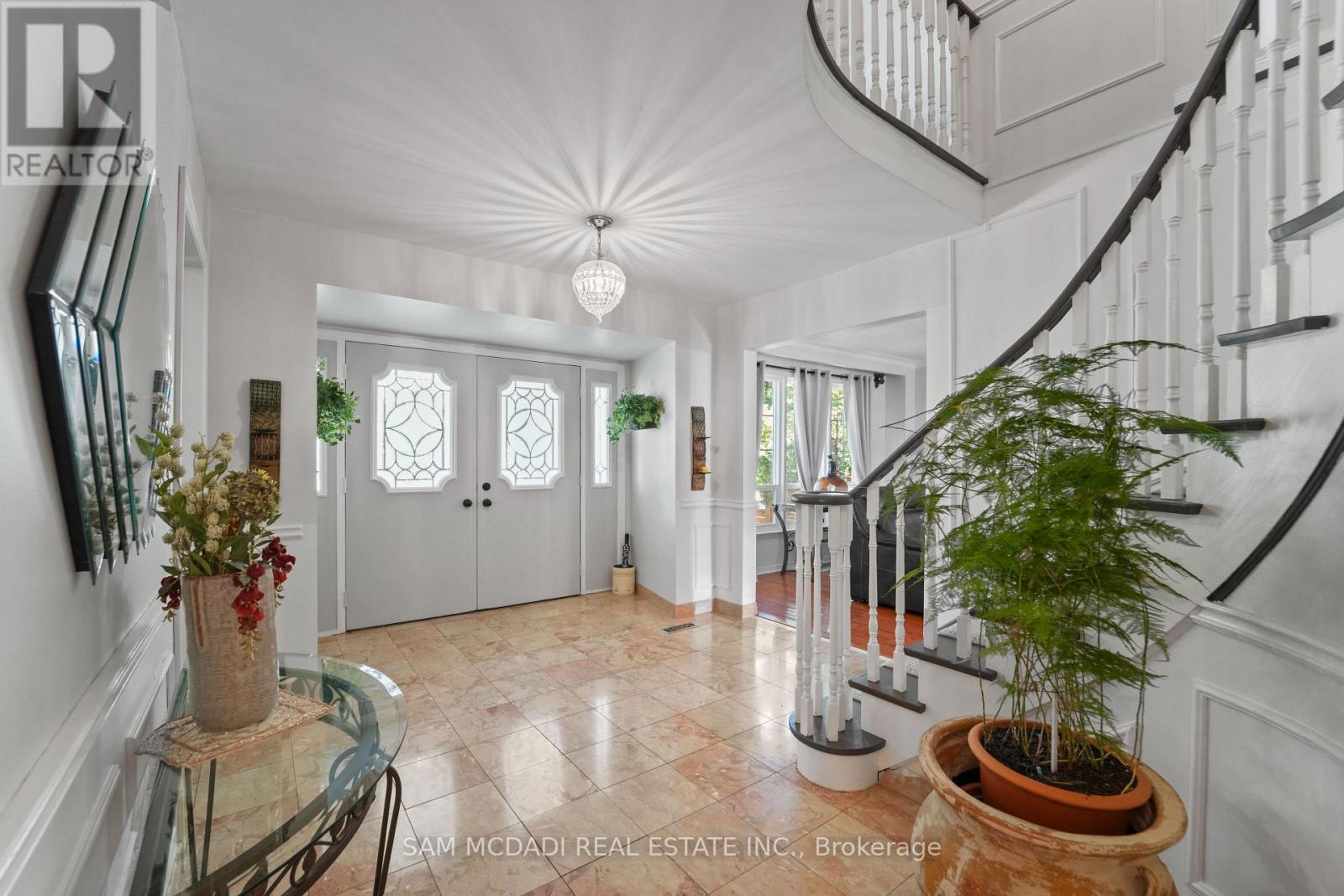 Photo 7 of 2032 Shannon Drive, Mississauga ON