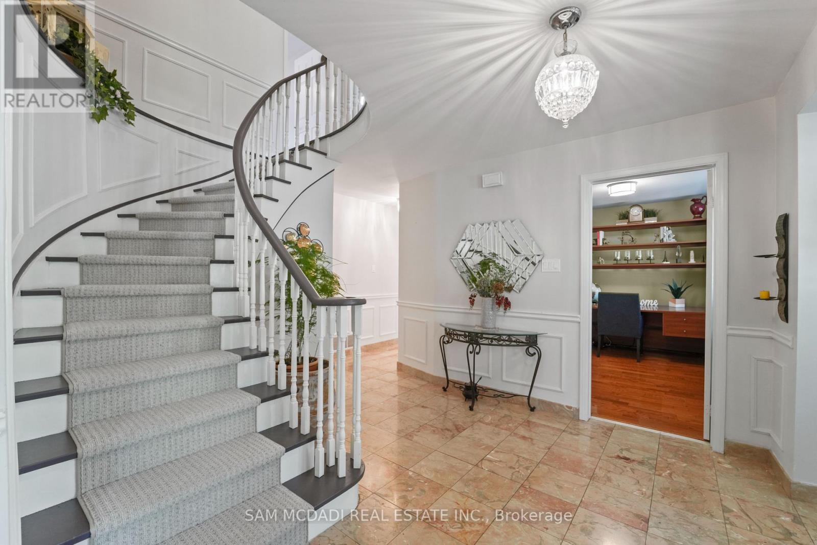 Photo 8 of 2032 Shannon Drive, Mississauga ON