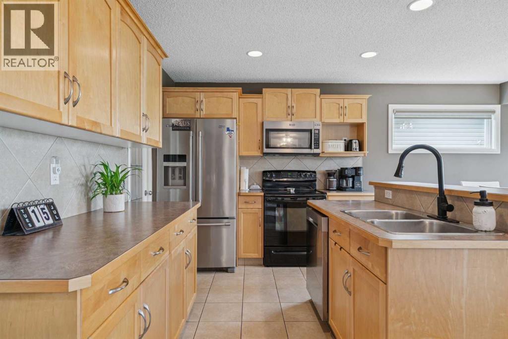 Photo 10 of 241 Westmount Crescent, Okotoks AB