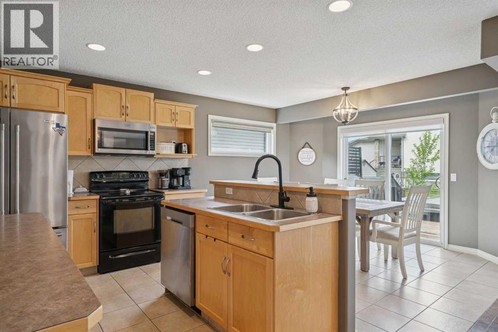 Photo 11 of 241 Westmount Crescent, Okotoks AB