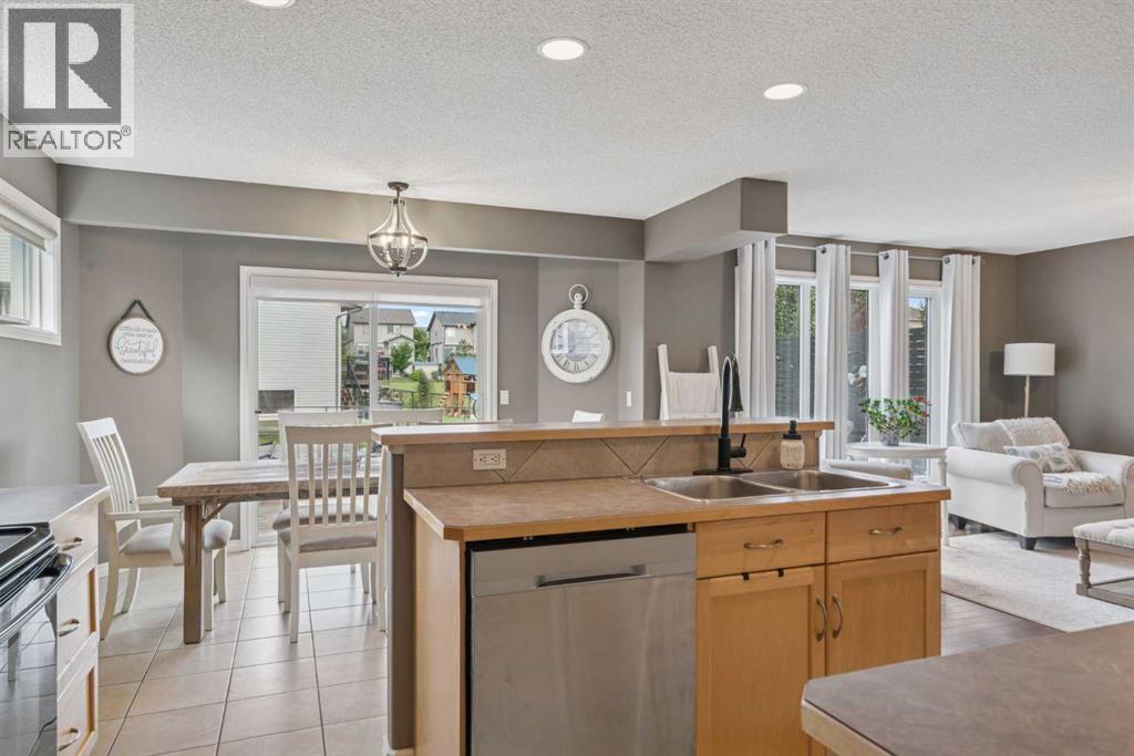 Photo 12 of 241 Westmount Crescent, Okotoks AB