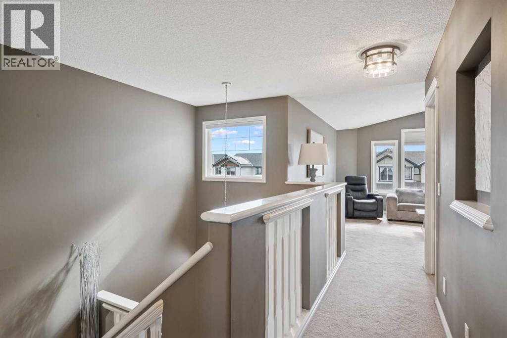 Photo 18 of 241 Westmount Crescent, Okotoks AB