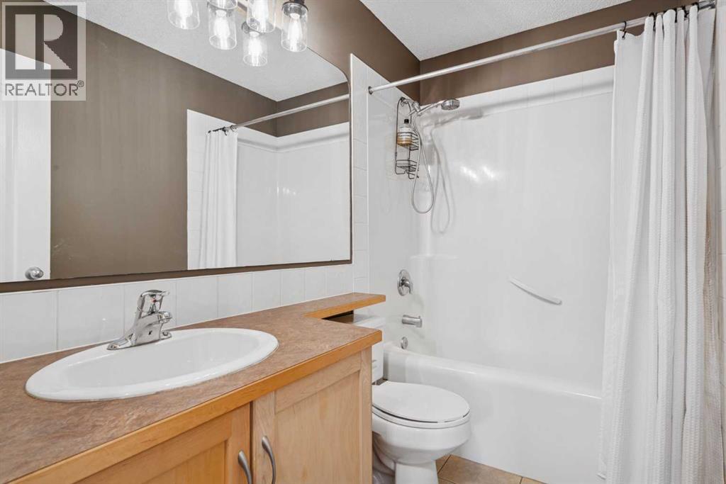 Photo 24 of 241 Westmount Crescent, Okotoks AB
