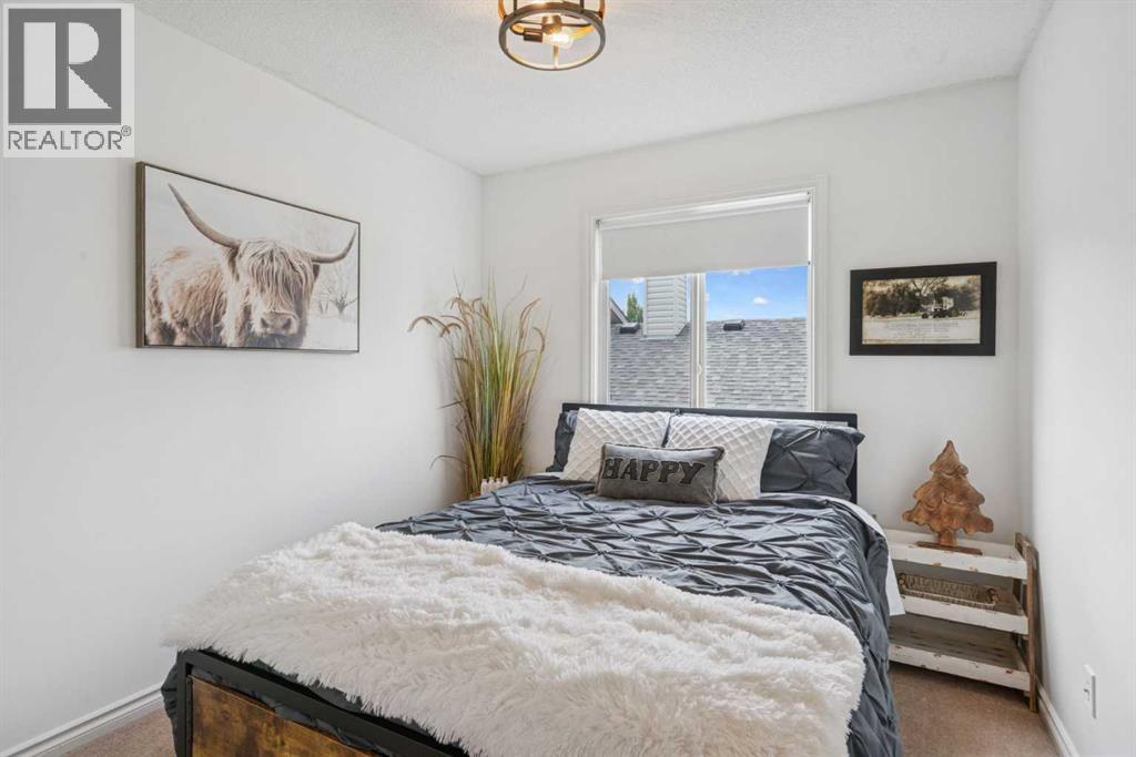 Photo 25 of 241 Westmount Crescent, Okotoks AB