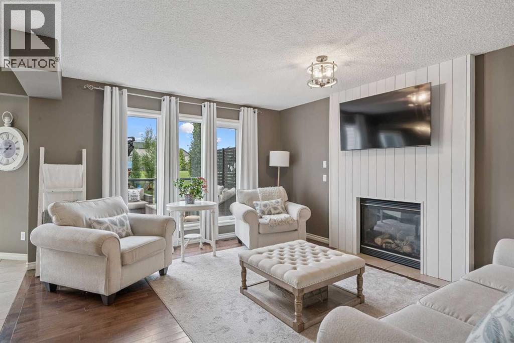 Photo 3 of 241 Westmount Crescent, Okotoks AB