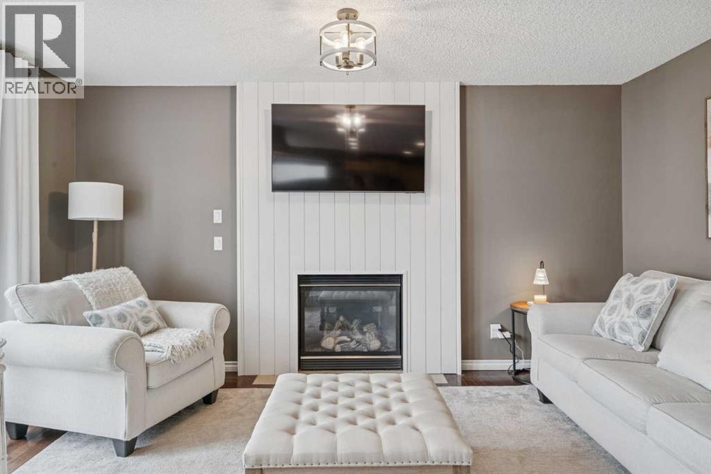 Photo 4 of 241 Westmount Crescent, Okotoks AB