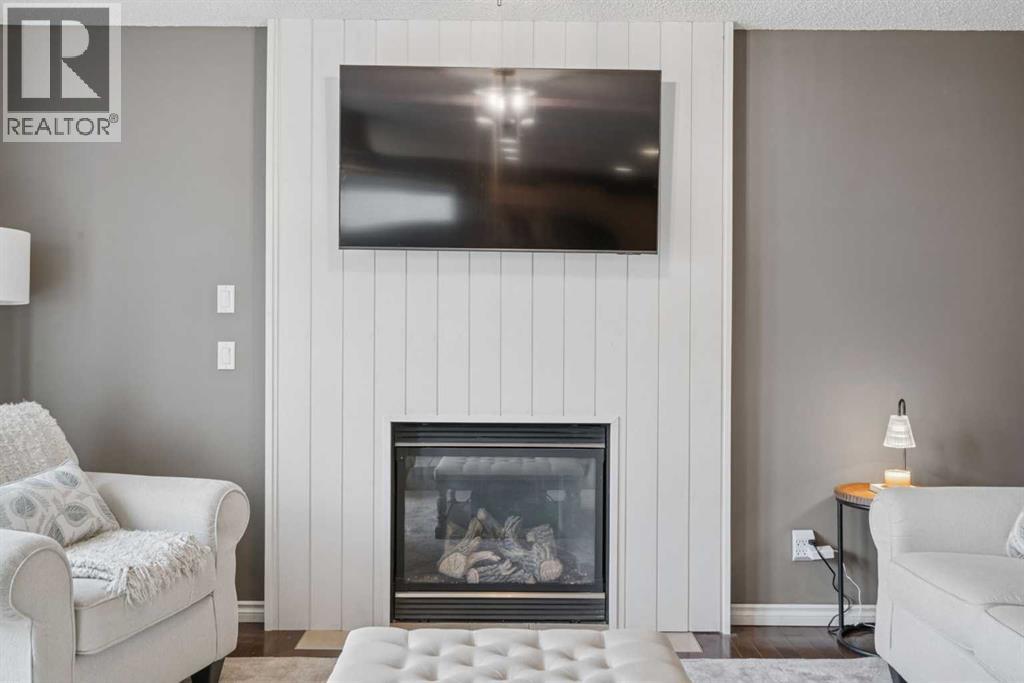 Photo 5 of 241 Westmount Crescent, Okotoks AB
