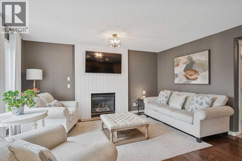 Photo 6 of 241 Westmount Crescent, Okotoks AB