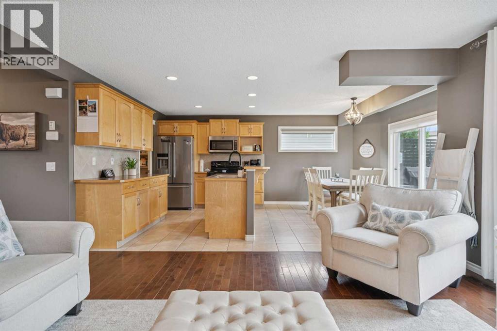 Photo 8 of 241 Westmount Crescent, Okotoks AB
