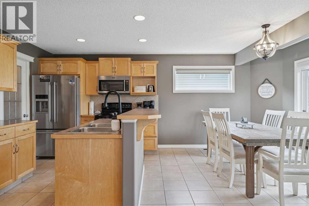 Photo 9 of 241 Westmount Crescent, Okotoks AB