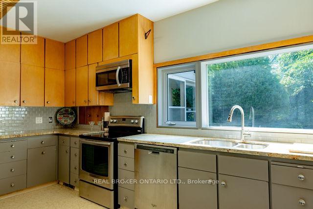 Photo 24 of 90 Winston Avenue, Hamilton ON