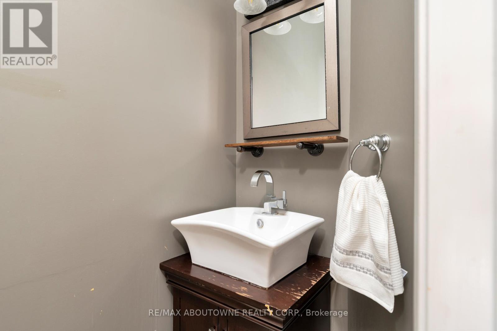 Photo 12 of 42 Pearwood Court, Kitchener ON