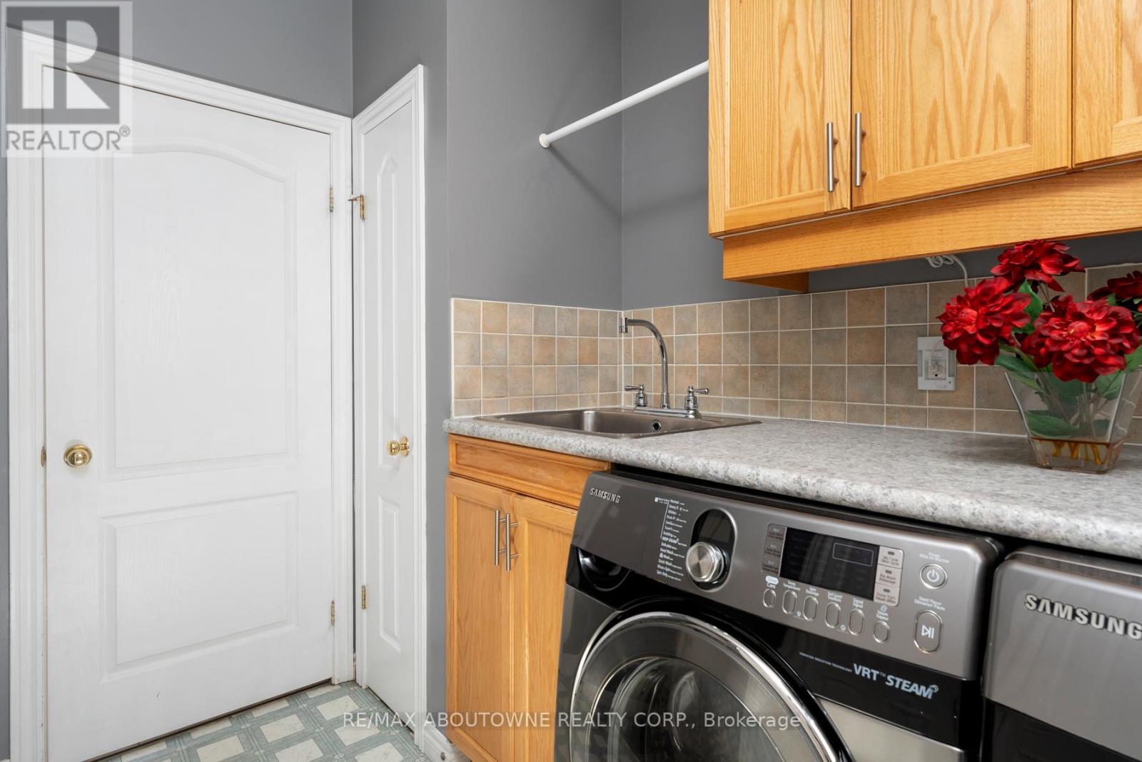 Photo 14 of 42 Pearwood Court, Kitchener ON
