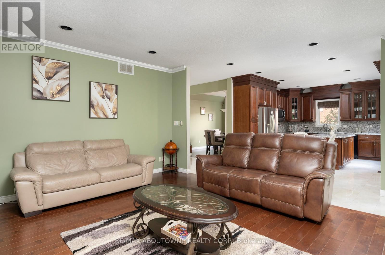 Photo 17 of 42 Pearwood Court, Kitchener ON