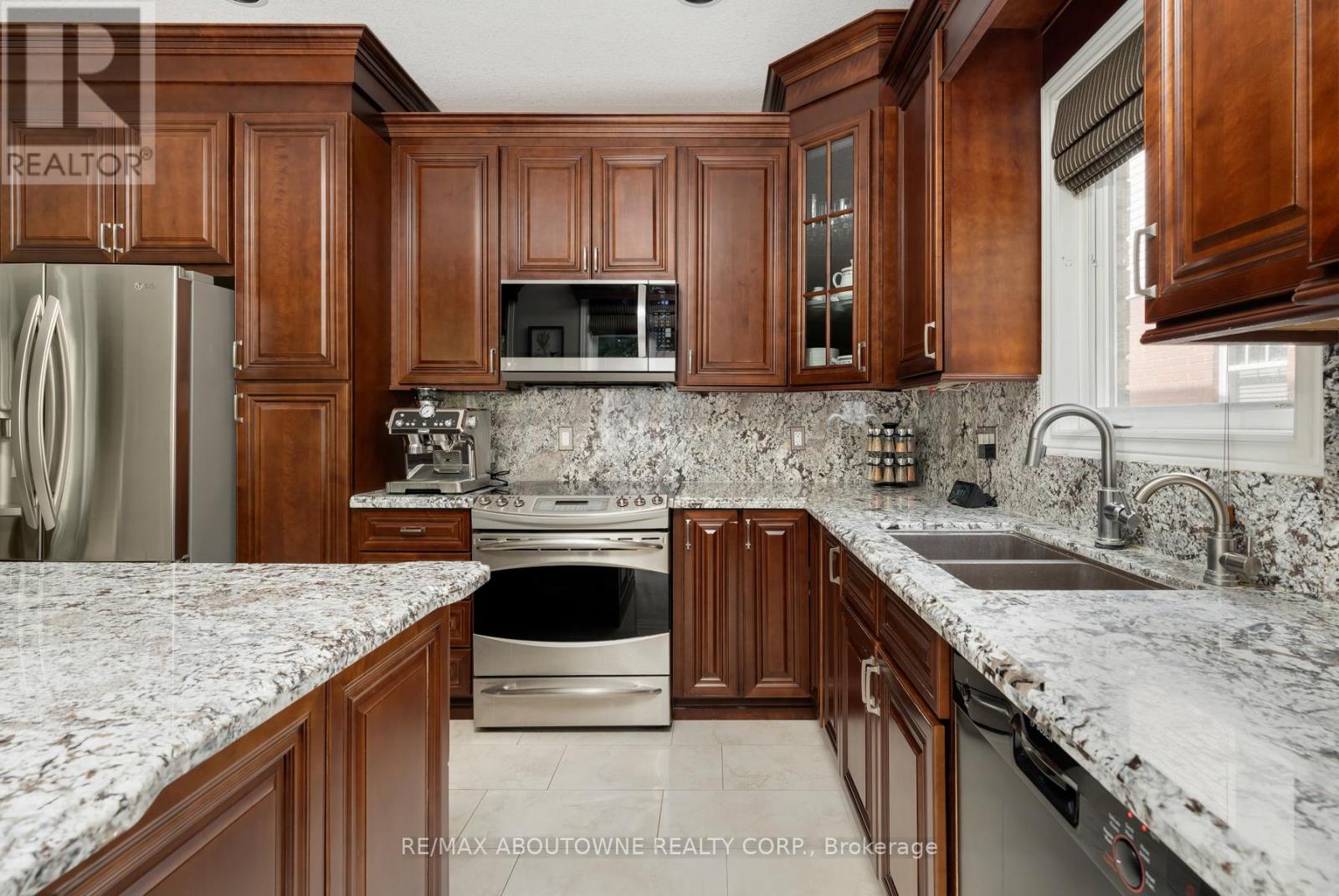 Photo 22 of 42 Pearwood Court, Kitchener ON