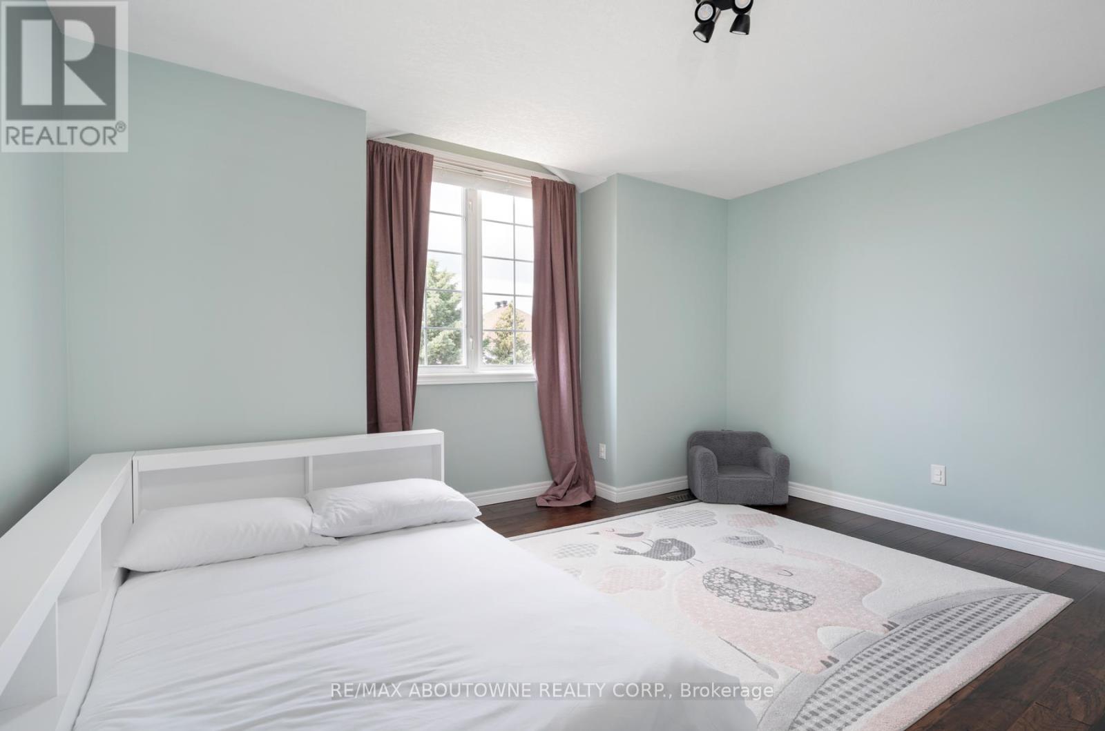 Photo 26 of 42 Pearwood Court, Kitchener ON