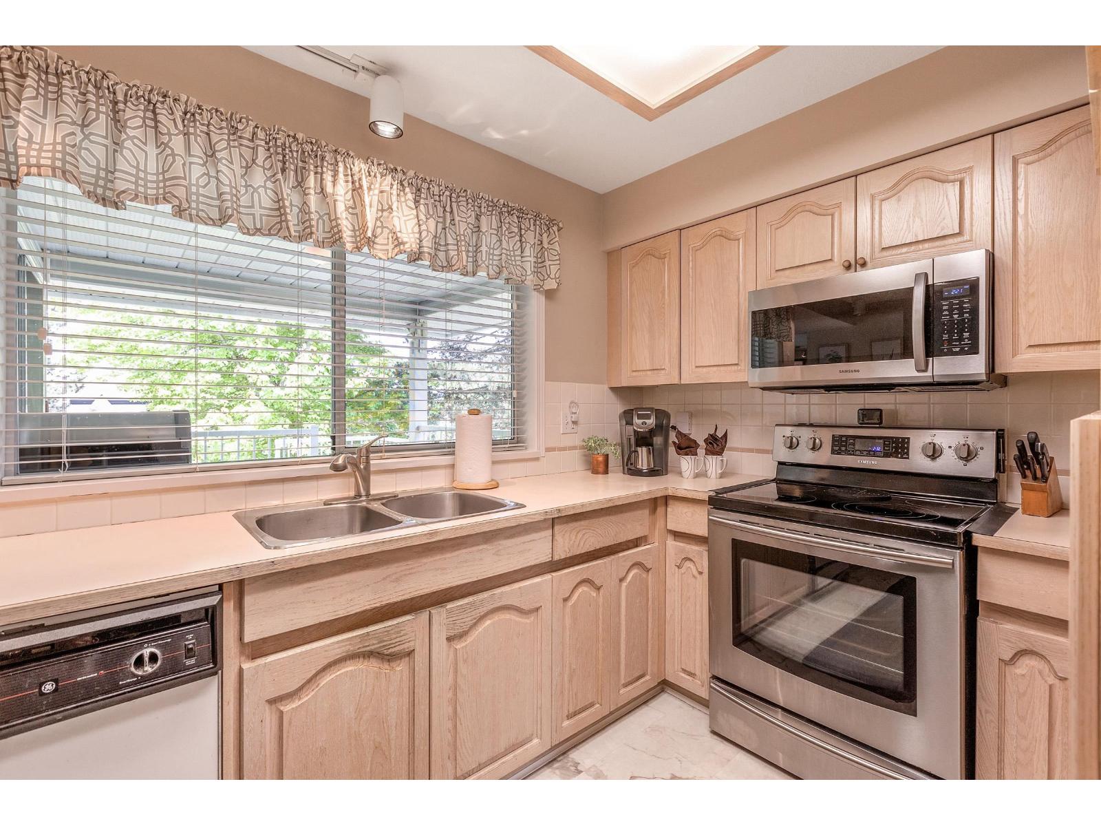 Photo 9 of 13 16363 85 Avenue, Surrey BC