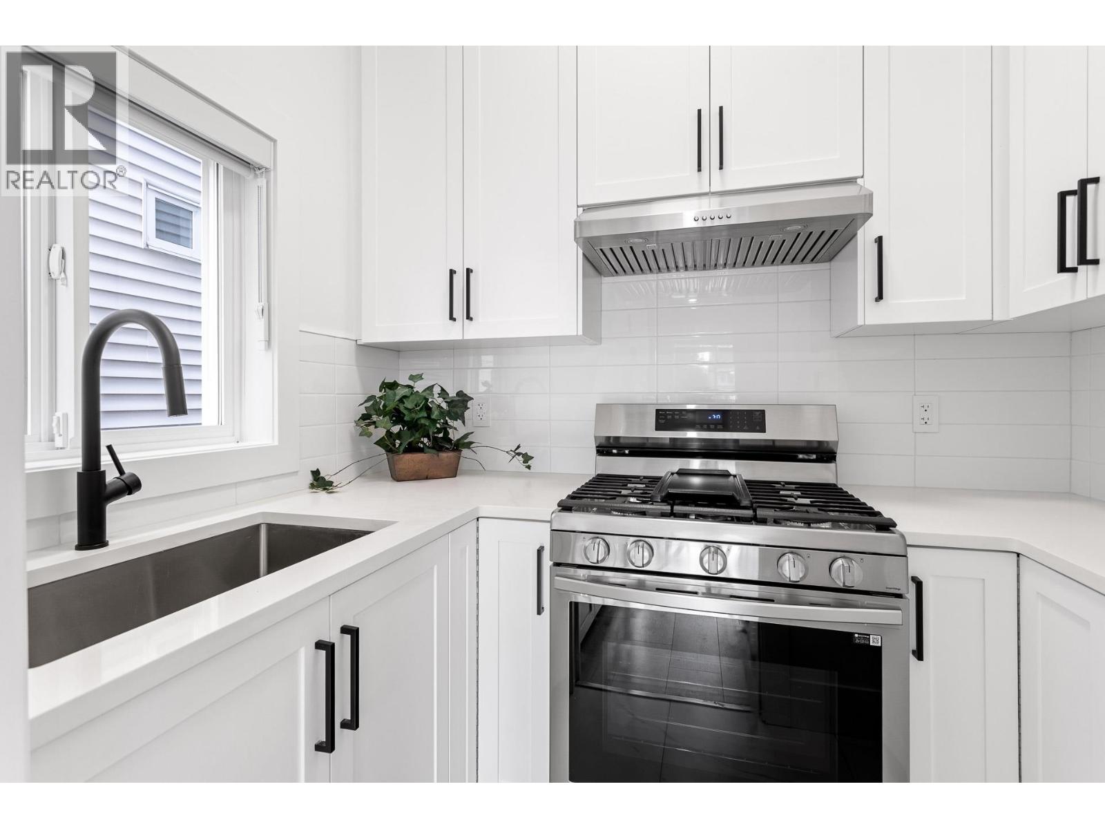 Photo 13 of 2472 Glenwood Avenue, Port Coquitlam BC