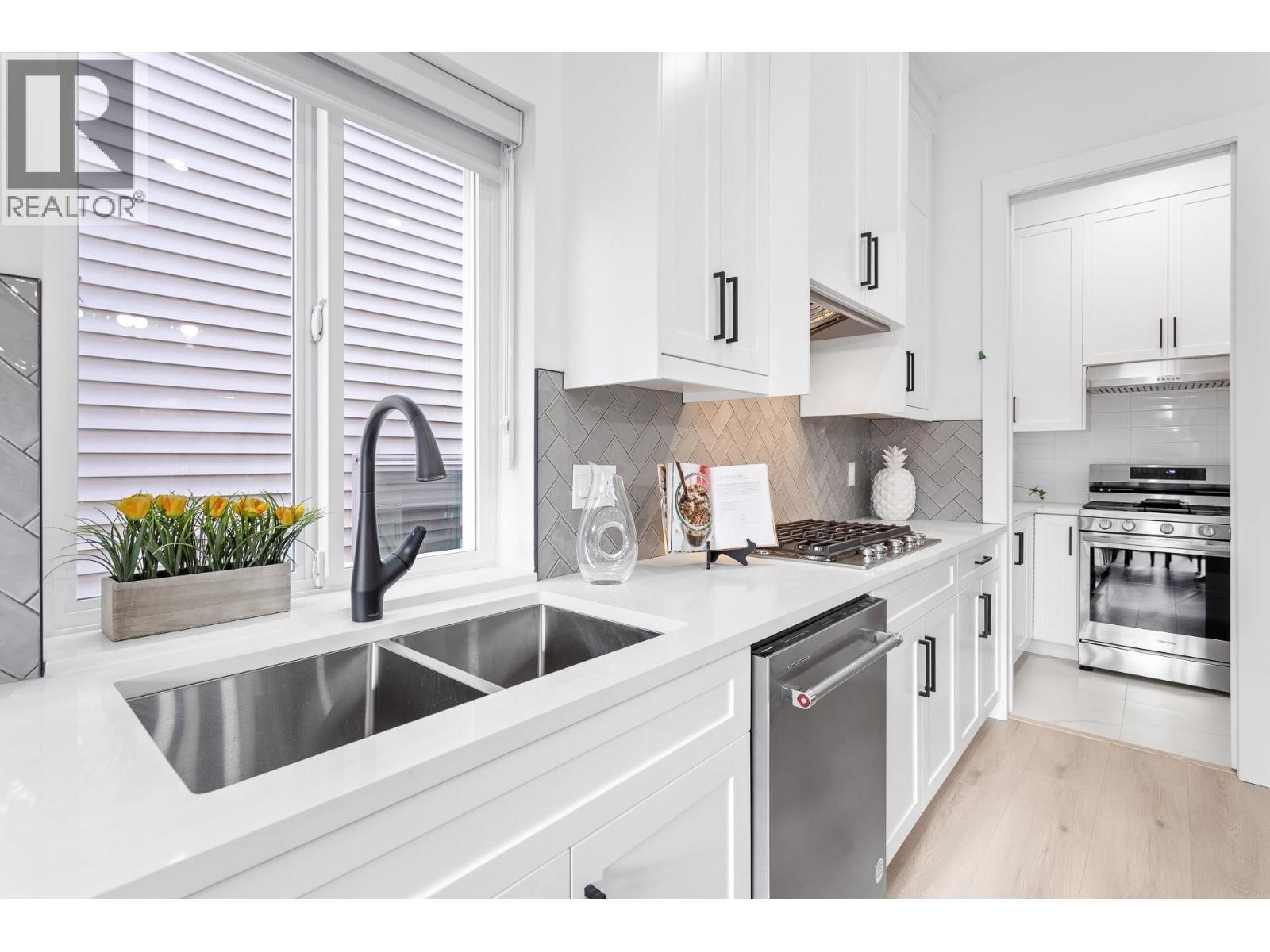 Photo 12 of 2472 Glenwood Avenue, Port Coquitlam BC