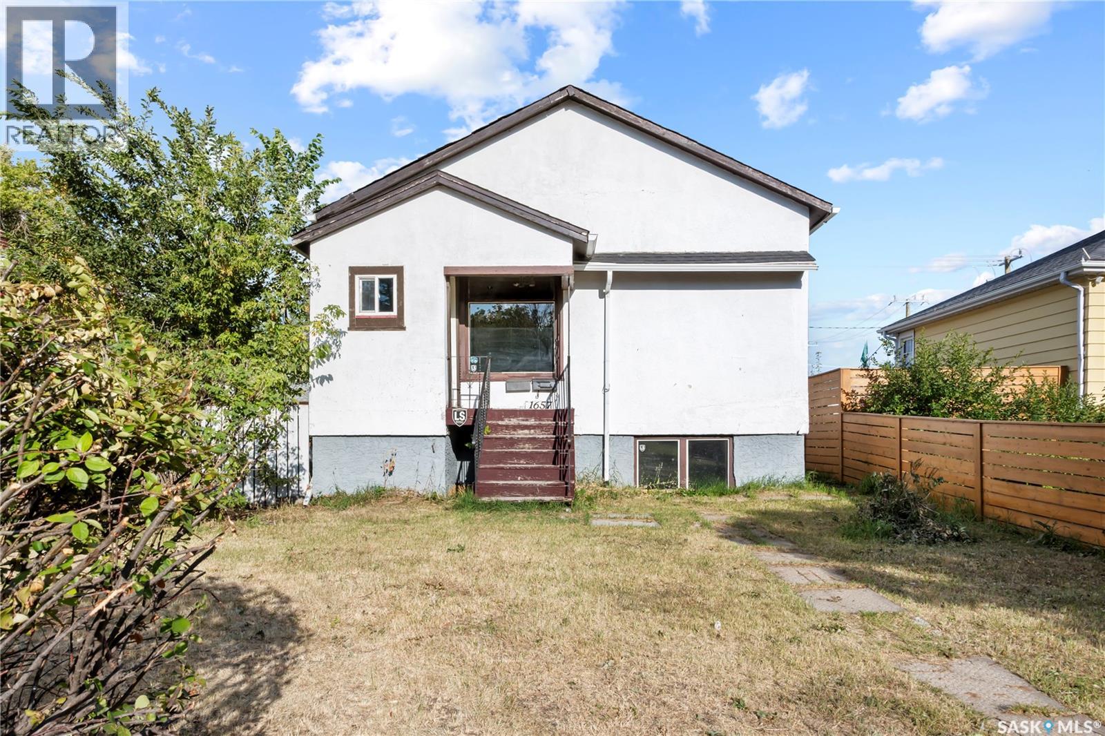 Photo 2 of 1657 Garnet Street, Regina SK