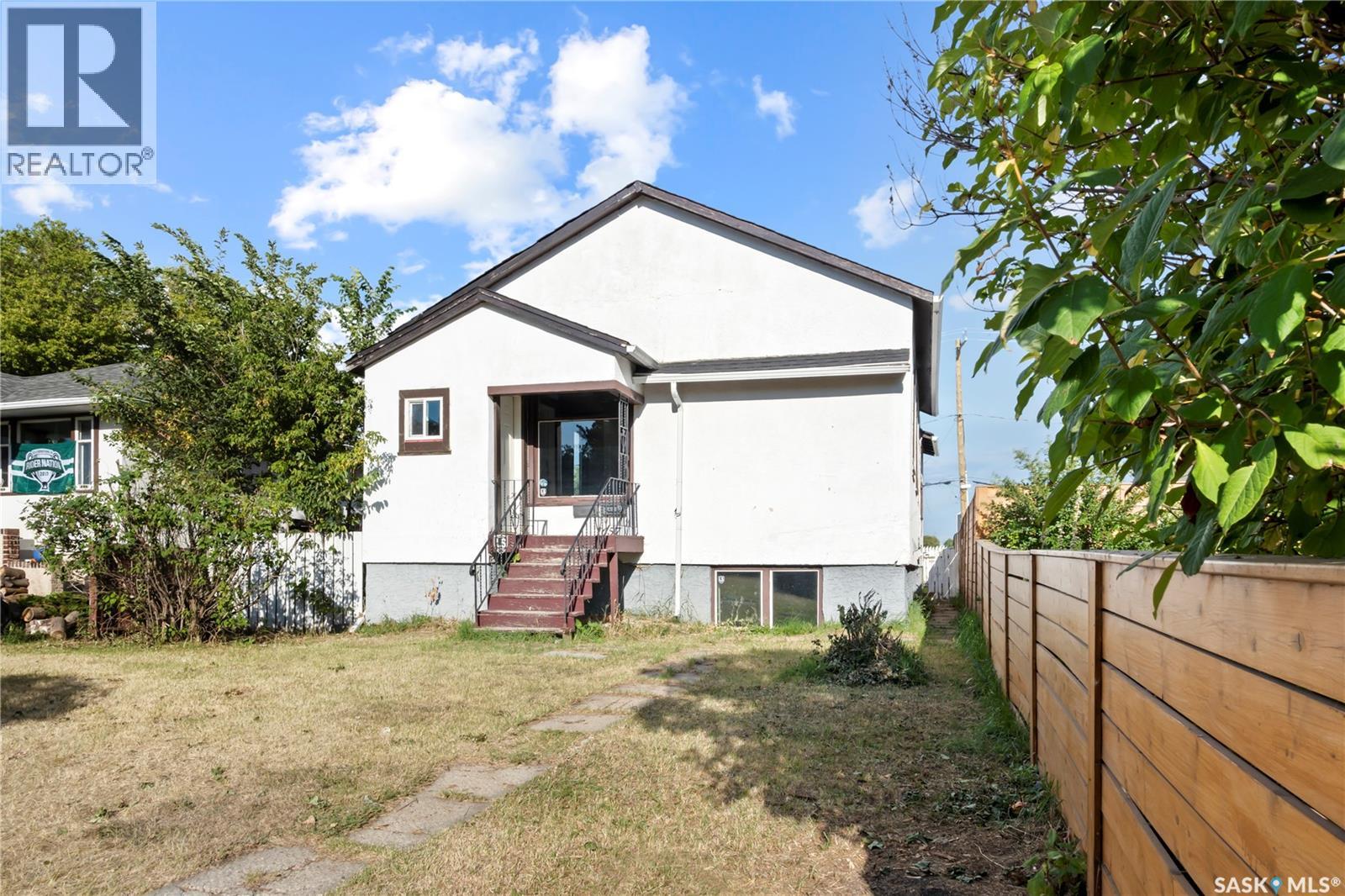 Photo 3 of 1657 Garnet Street, Regina SK