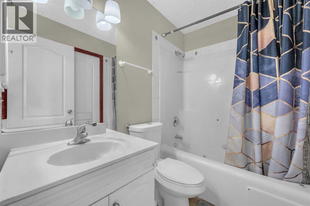 Single Family House for Sale in  Douglas Ridge Circle SE Douglasdale/Glen Calgary 