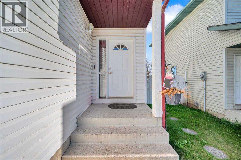 Single Family House for Sale in  Douglas Ridge Circle SE Douglasdale/Glen Calgary 