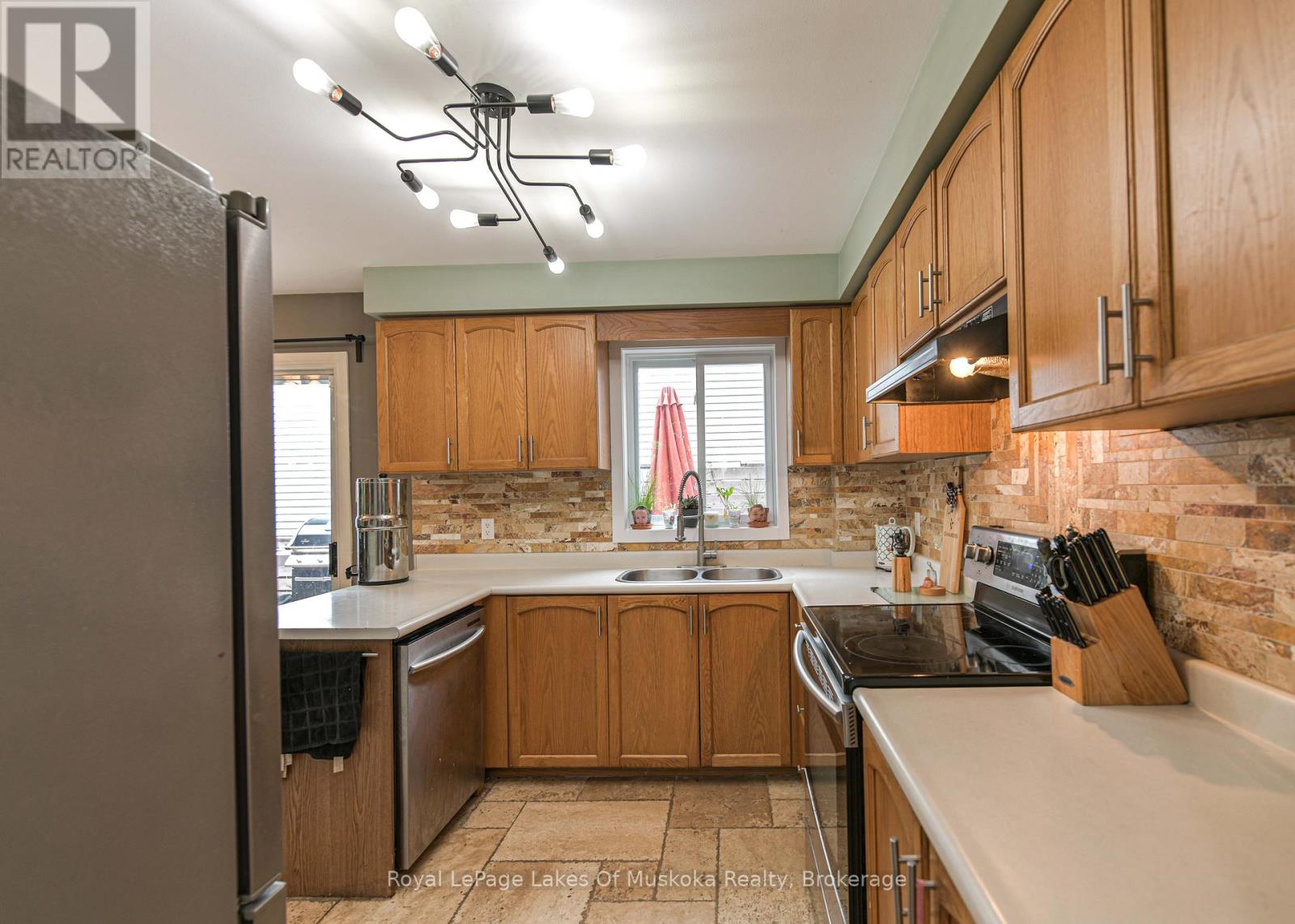 Photo 18 of 41 Penton Drive, Barrie ON