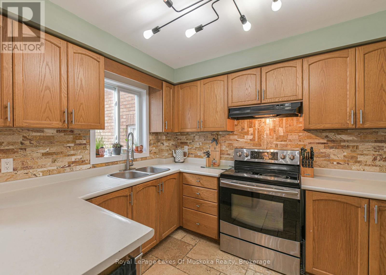 Photo 20 of 41 Penton Drive, Barrie ON