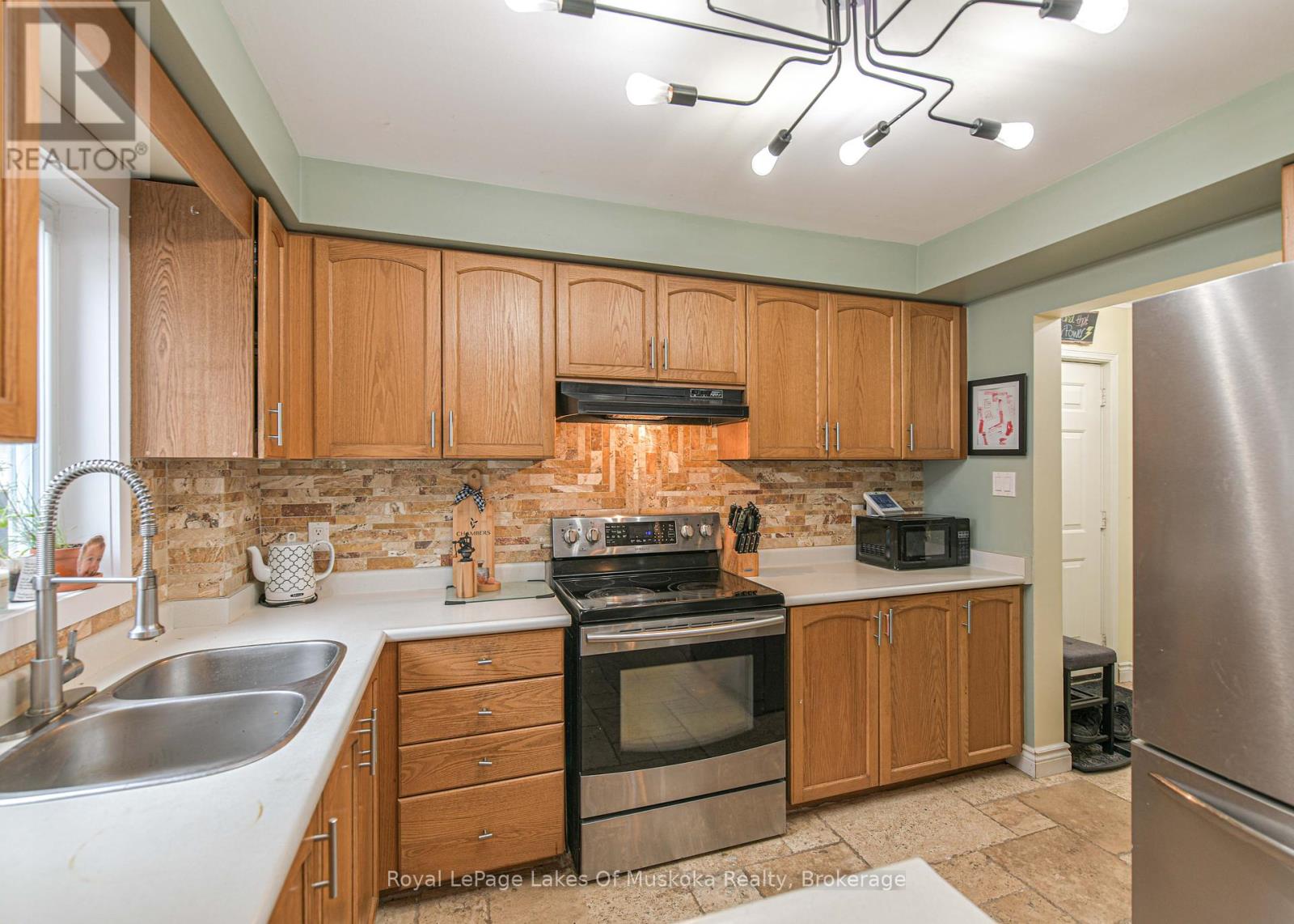 Photo 21 of 41 Penton Drive, Barrie ON