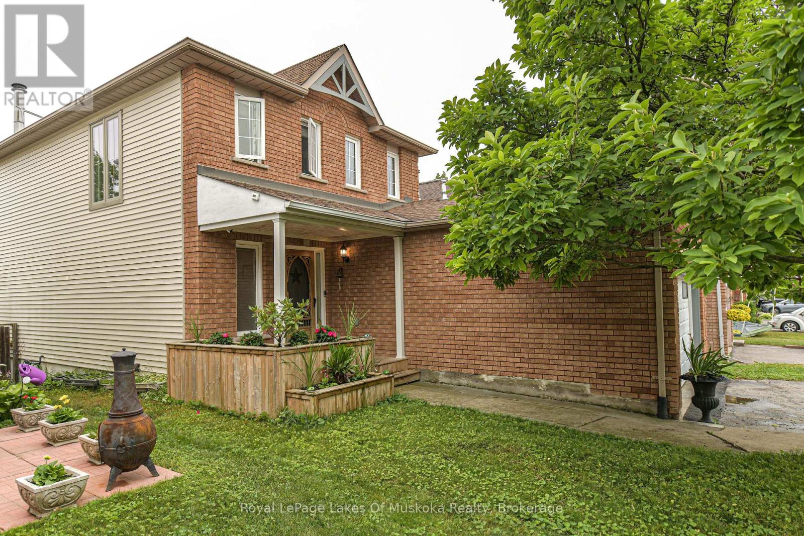Photo 4 of 41 Penton Drive, Barrie ON