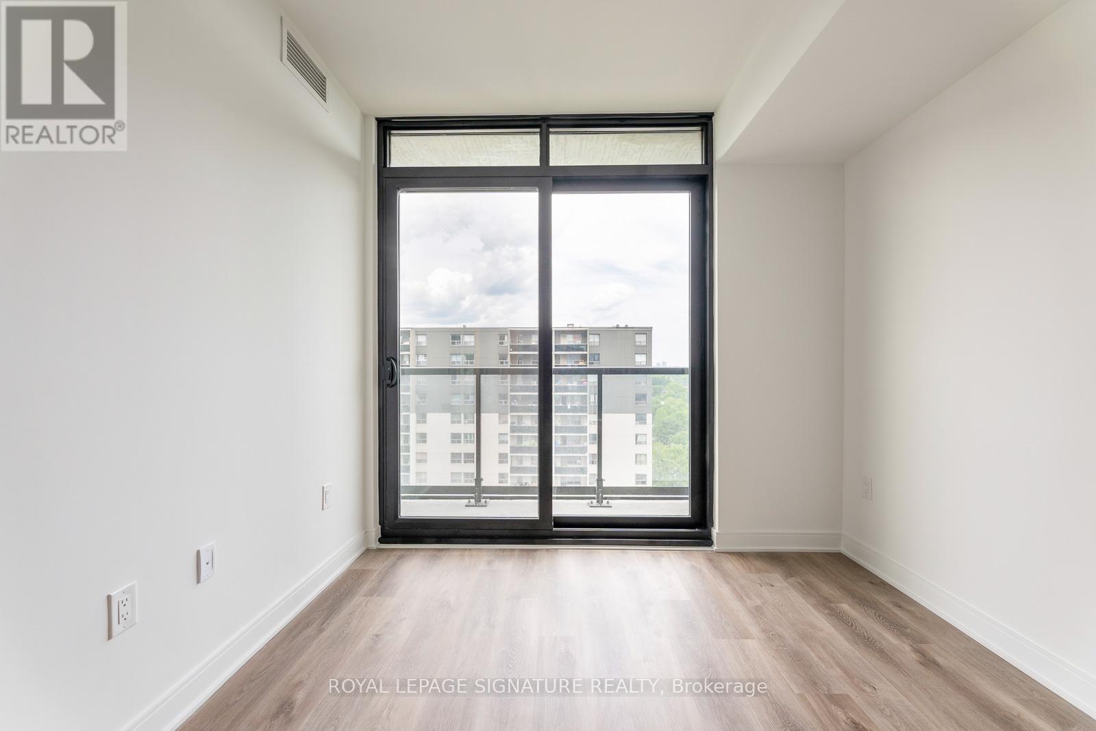 Photo 11 of 913 86 Dundas Street E, Mississauga ON
