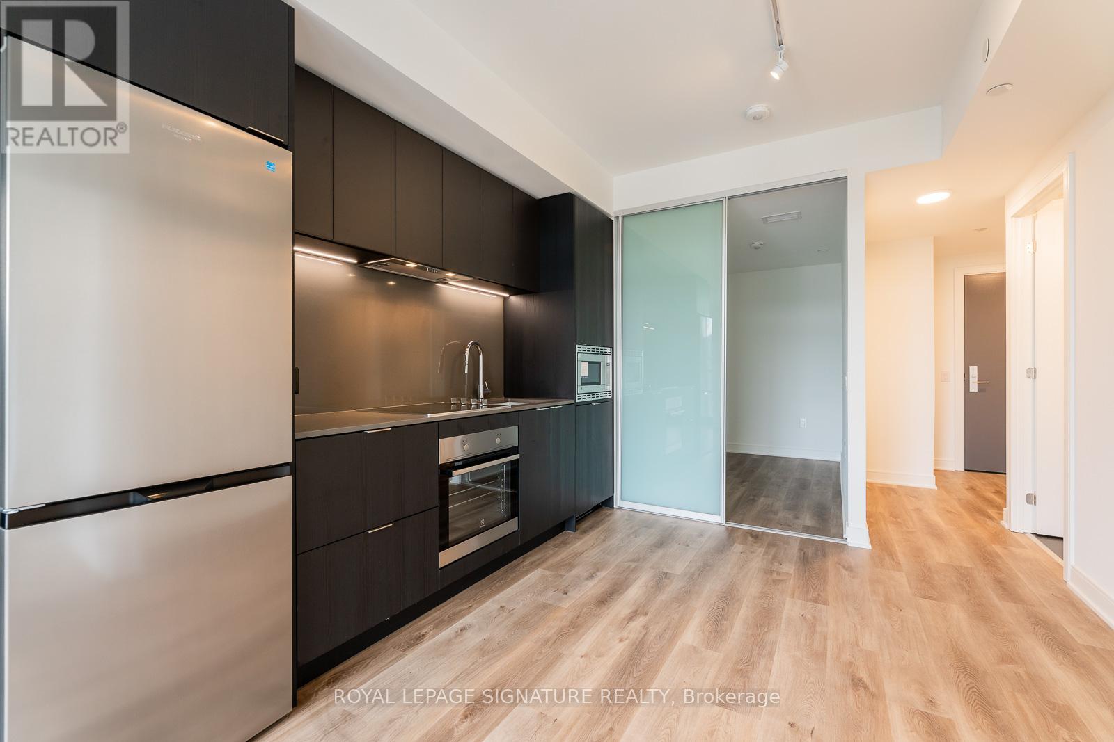 Photo 8 of 913 86 Dundas Street E, Mississauga ON