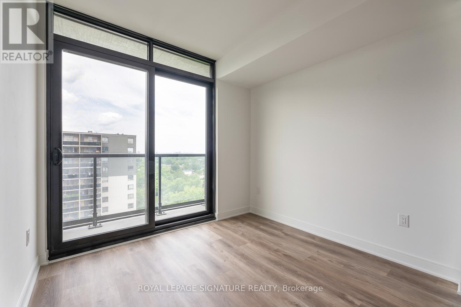 Photo 10 of 913 86 Dundas Street E, Mississauga ON