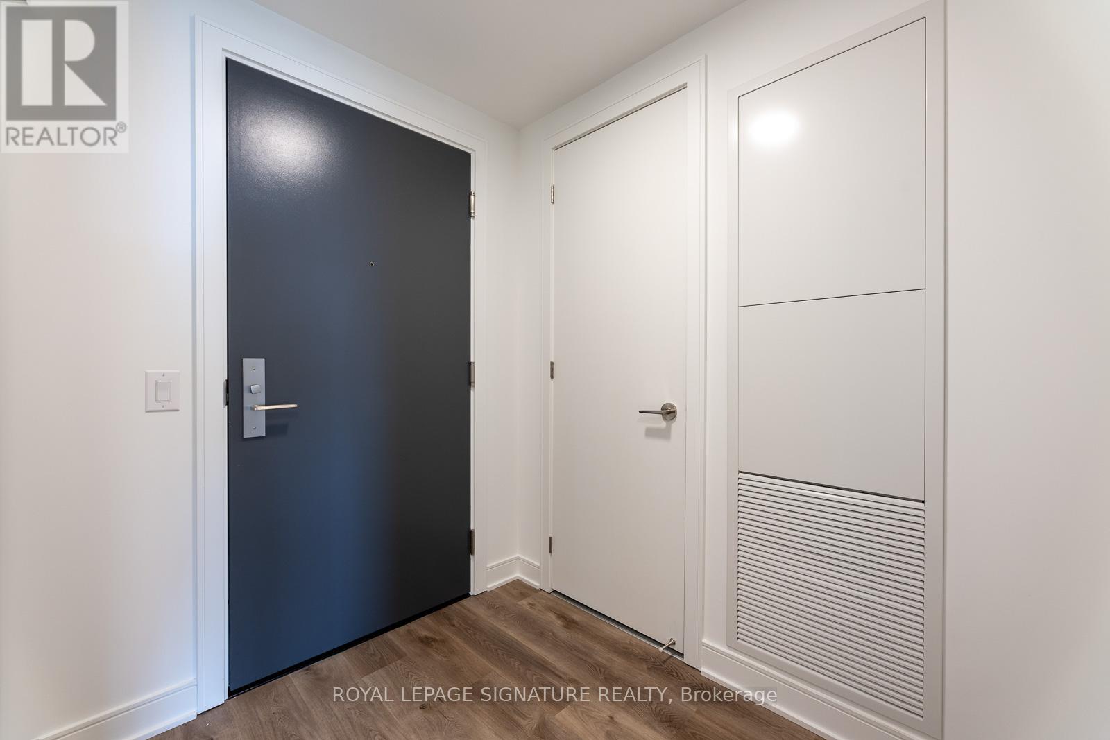 Photo 3 of 913 86 Dundas Street E, Mississauga ON