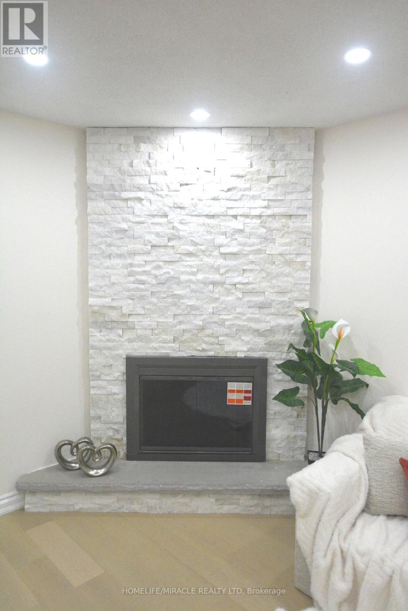 Photo 12 of 60 Denlow Drive, Brampton ON