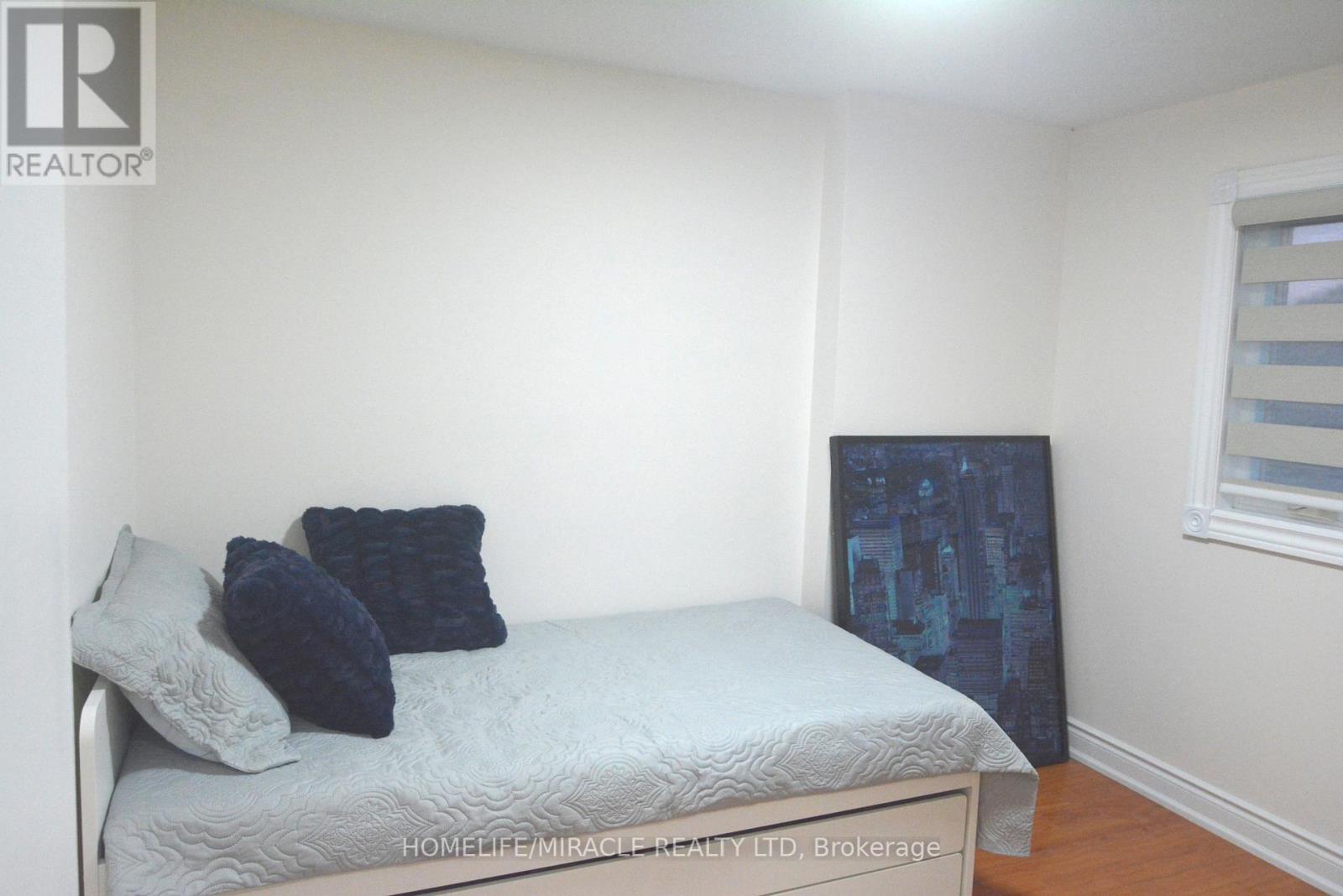 Photo 18 of 60 Denlow Drive, Brampton ON