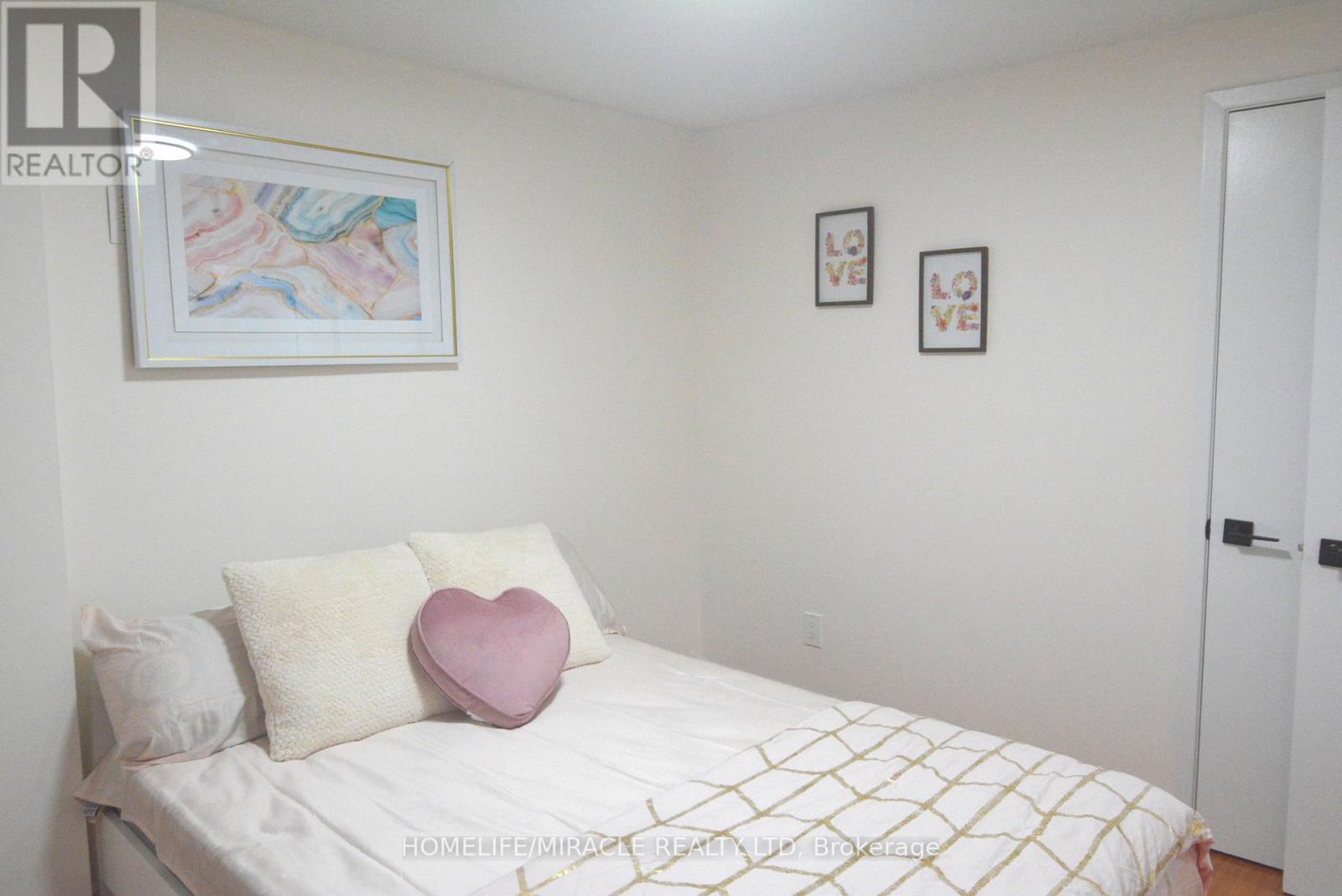 Photo 16 of 60 Denlow Drive, Brampton ON
