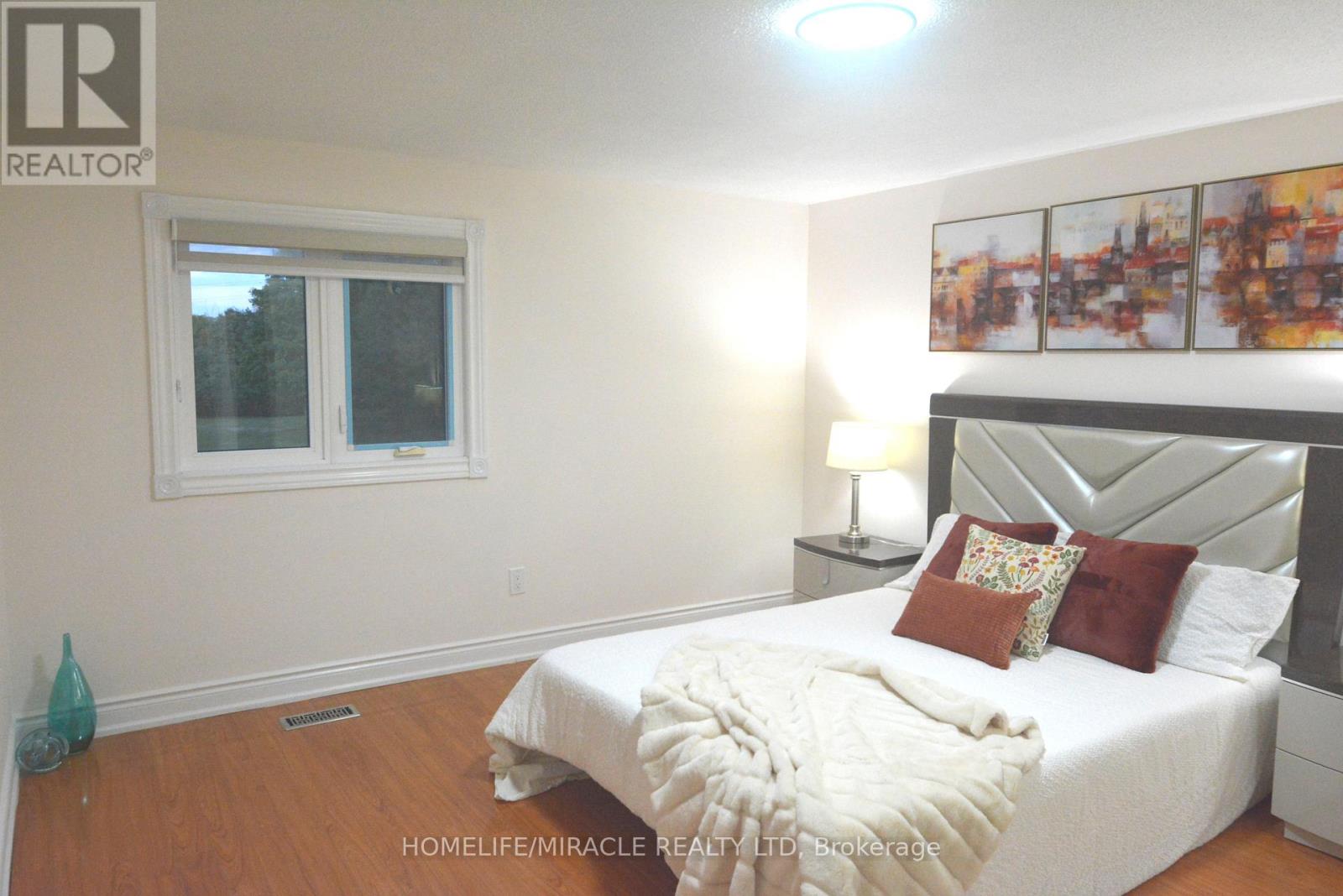 Photo 13 of 60 Denlow Drive, Brampton ON