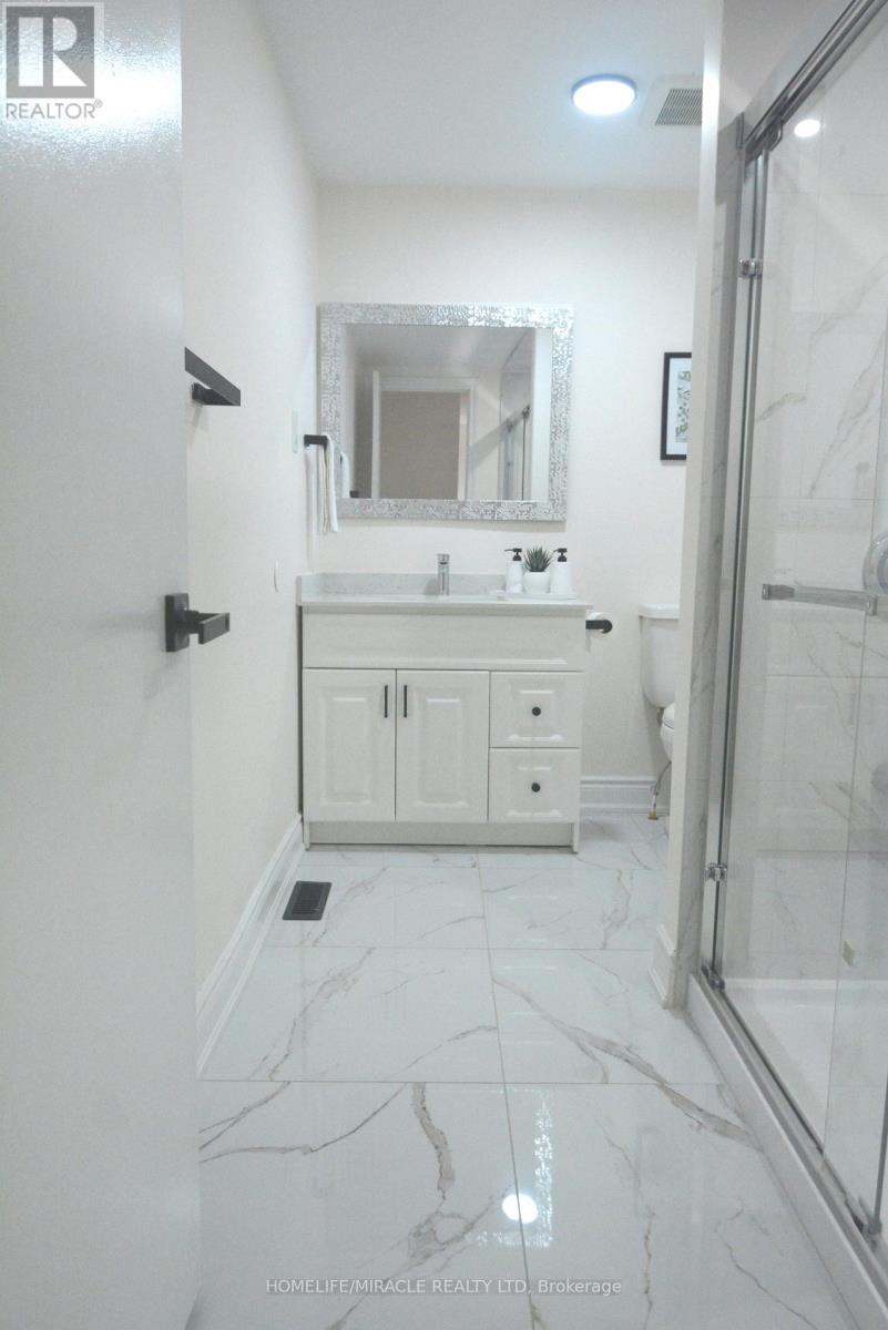 Photo 15 of 60 Denlow Drive, Brampton ON