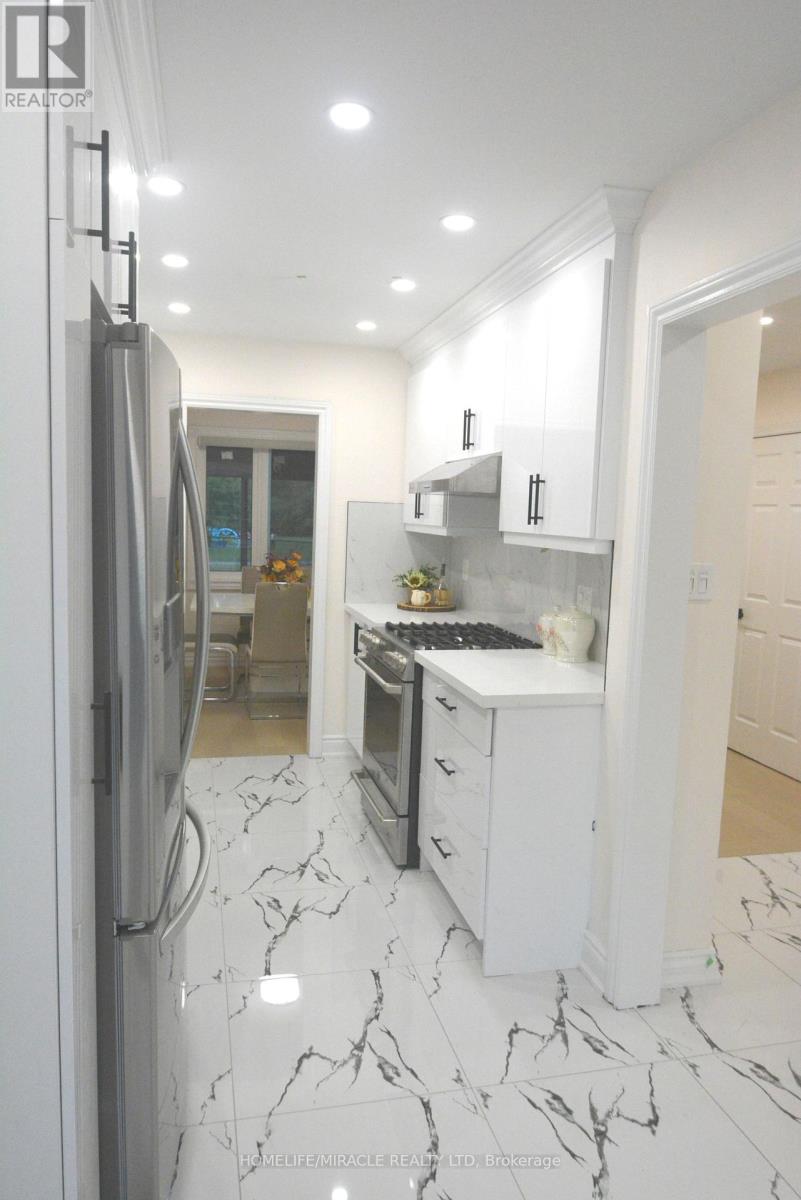Photo 5 of 60 Denlow Drive, Brampton ON