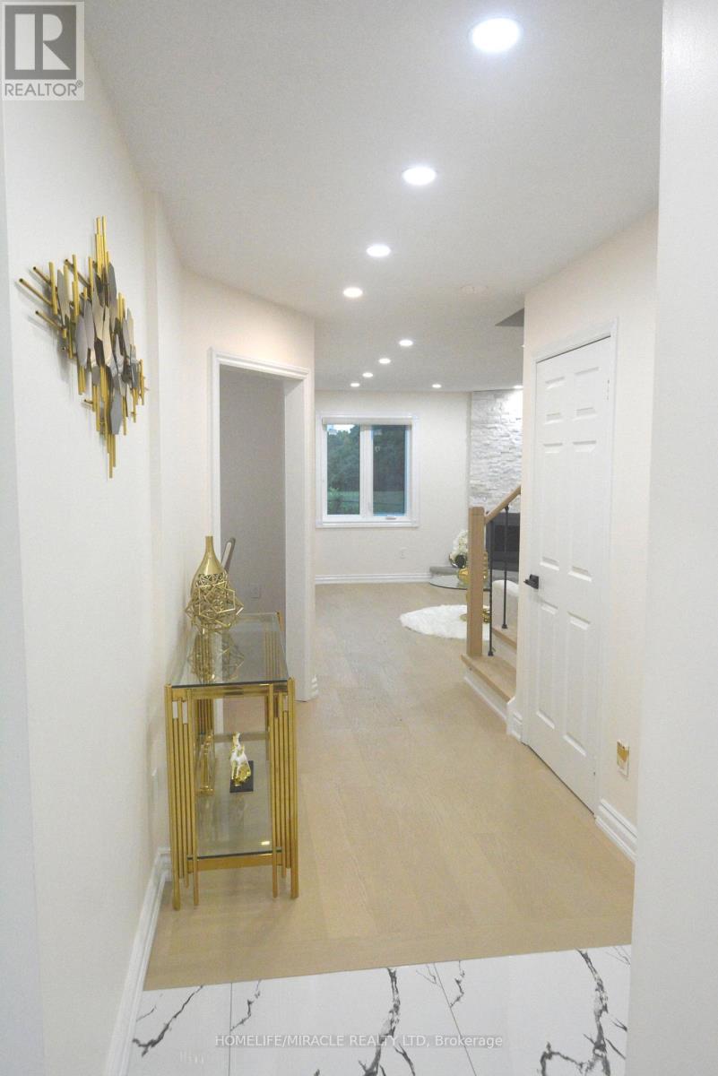 Photo 2 of 60 Denlow Drive, Brampton ON