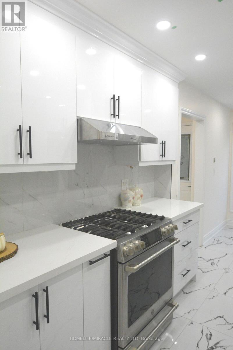 Photo 4 of 60 Denlow Drive, Brampton ON
