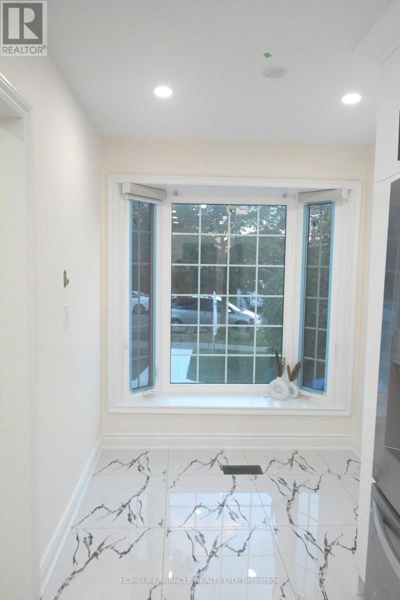 Photo 9 of 60 Denlow Drive, Brampton ON