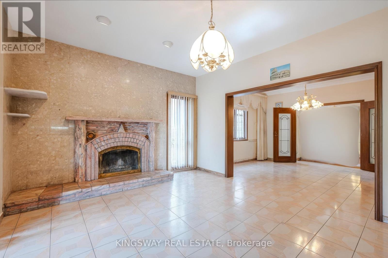 Photo 11 of 27 Mulholland Avenue, Toronto ON