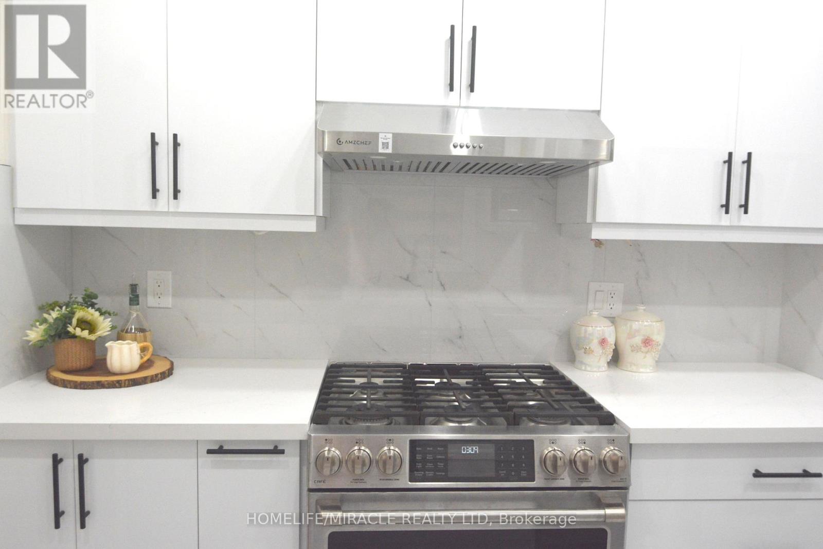 Photo 7 of 60 Denlow Drive, Brampton ON