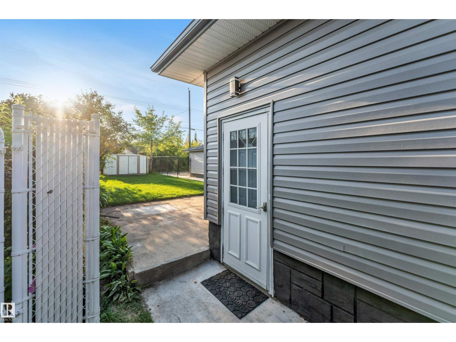 Photo 11 of 13604 139 St Nw, Edmonton AB